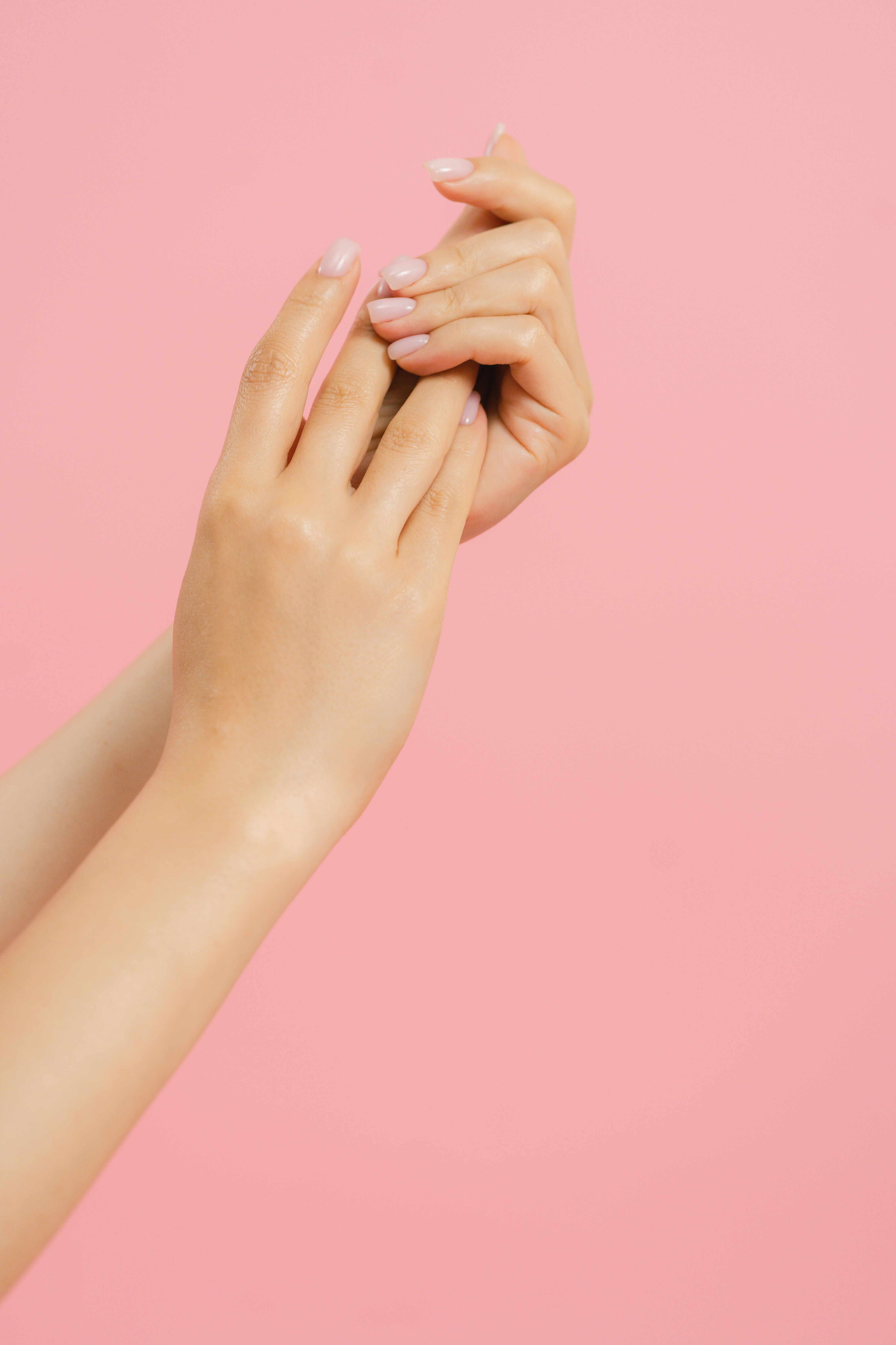 Gepflegte Hände mit roséfarbenen Nägeln
